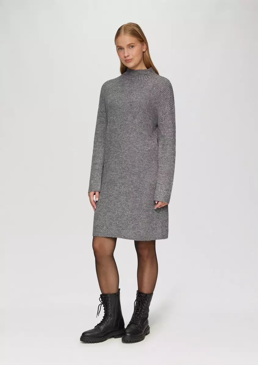 Strickkleid mit Stehkragen und Ã¼berschnittenen Schultern