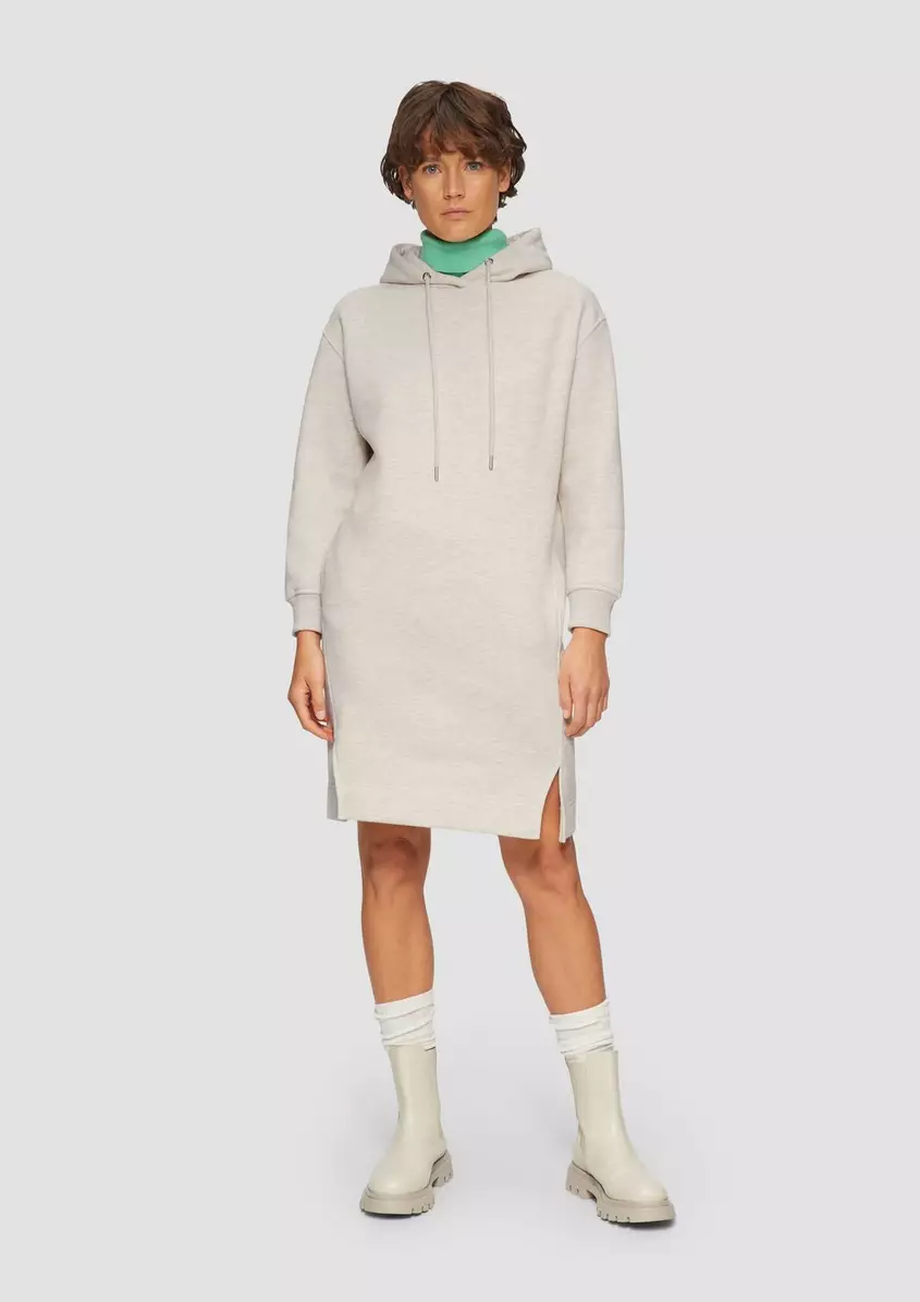 Sweat-Kleid mit seitlichen Eingrifftaschen und Schlitzen