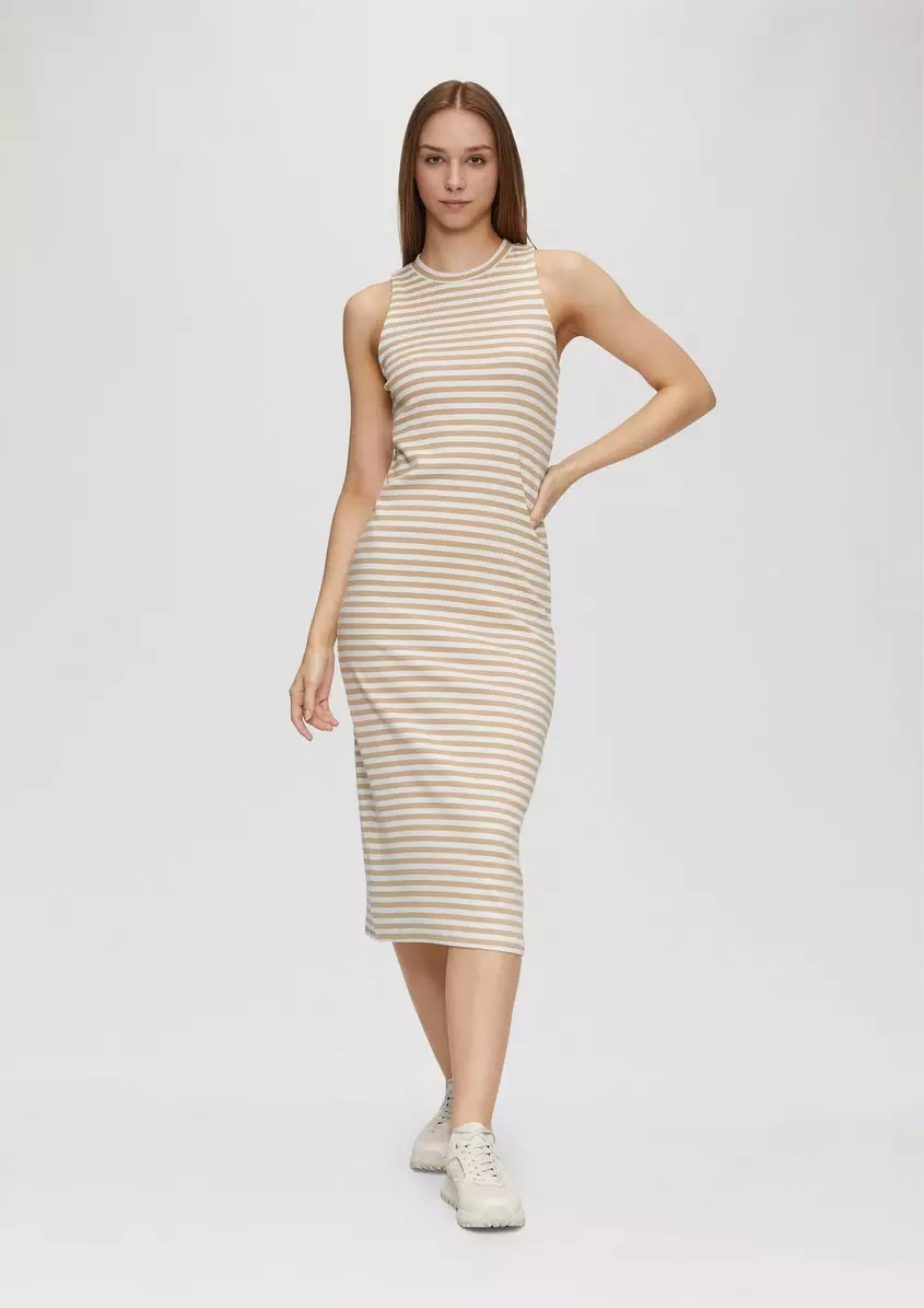 Geschlitztes Rippkleid mit Rundhalsausschnitt