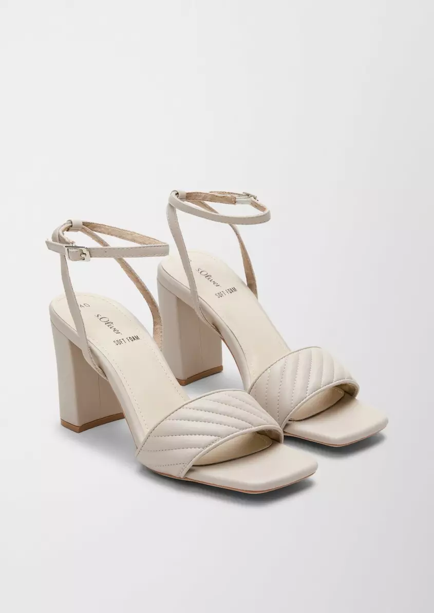 Sandalen mit Stepp-Detail