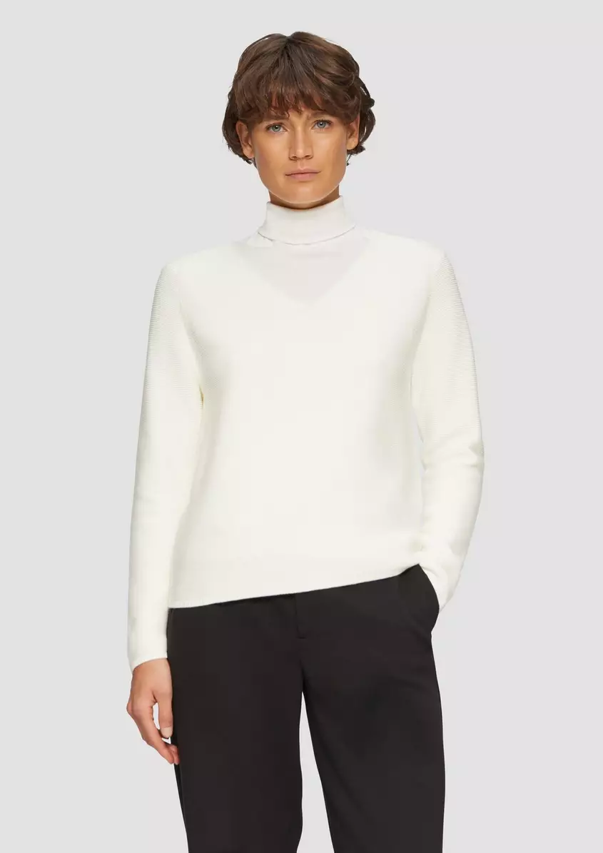 Gerippter Strickpullover aus Baumwollmix mit V-Ausschnitt