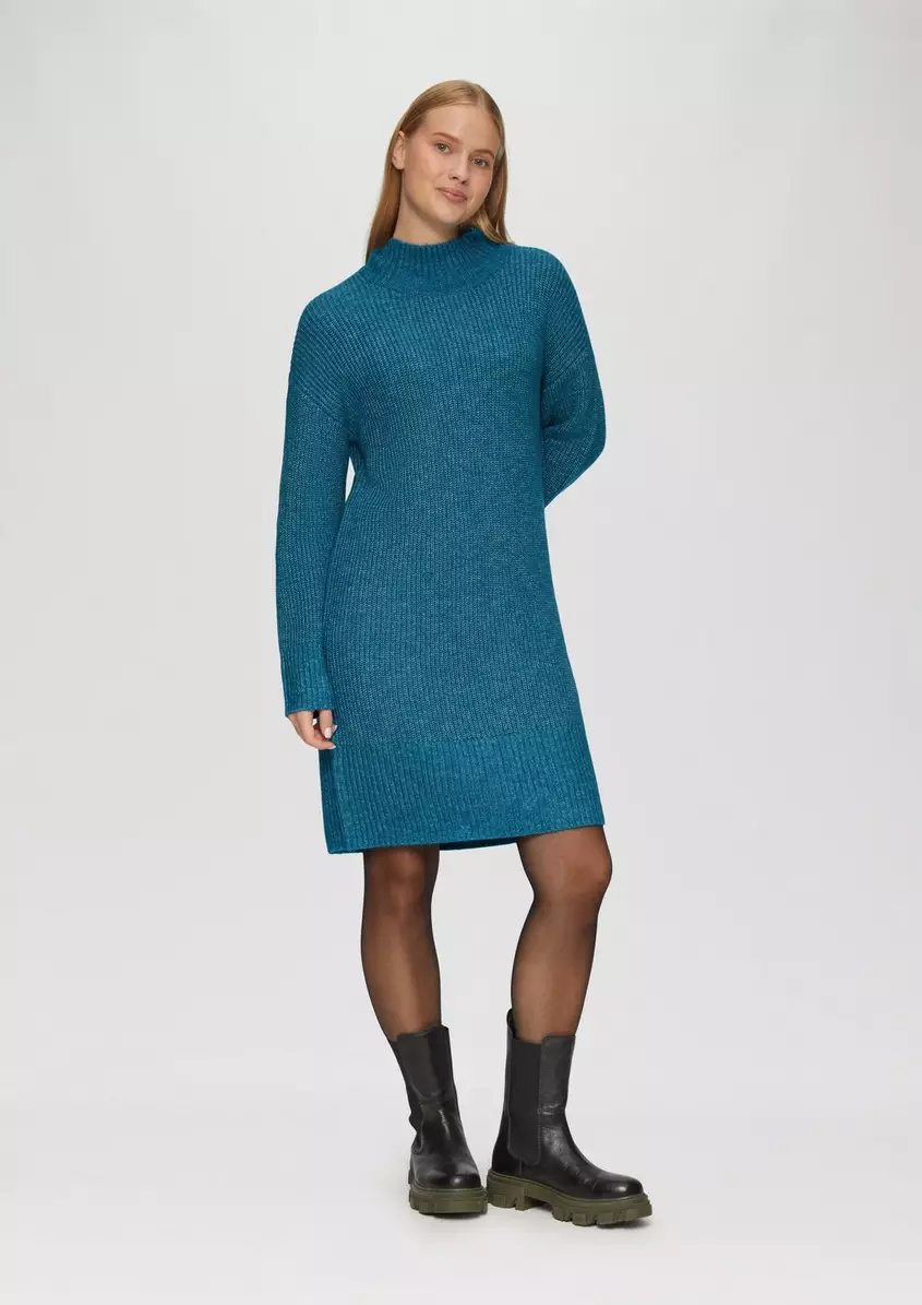 Strickkleid mit Stehkragen und Ã¼berschnittenen Schultern