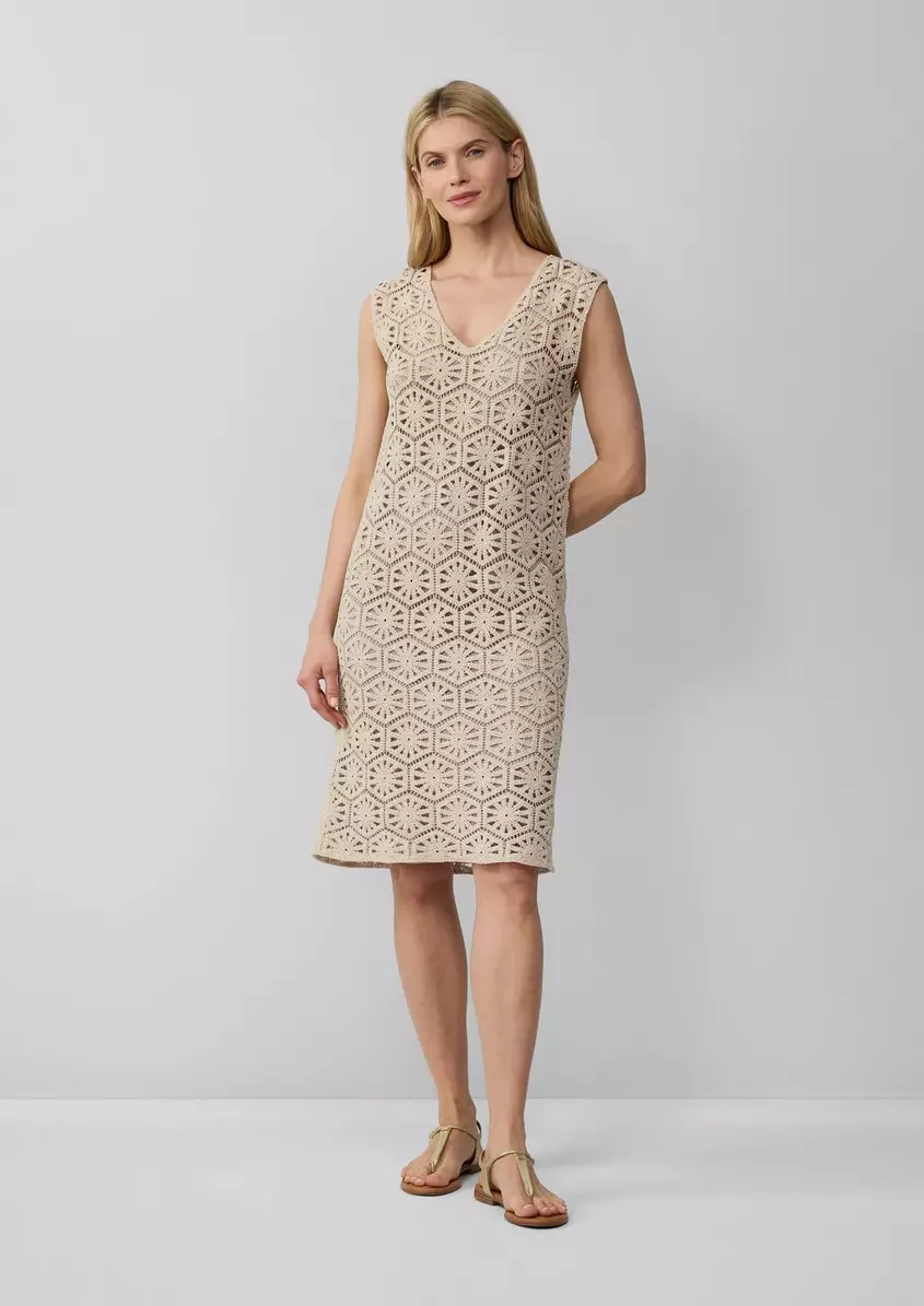 Kleid aus HÃ¤kelspitze mit V-Ausschnitt und Unterkleid
