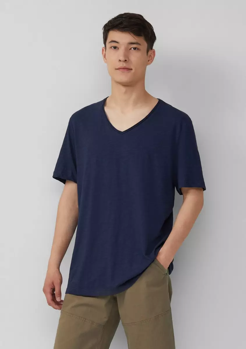 Luftiges T-Shirt mit V-Ausschnitt und Flammgarnstruktur