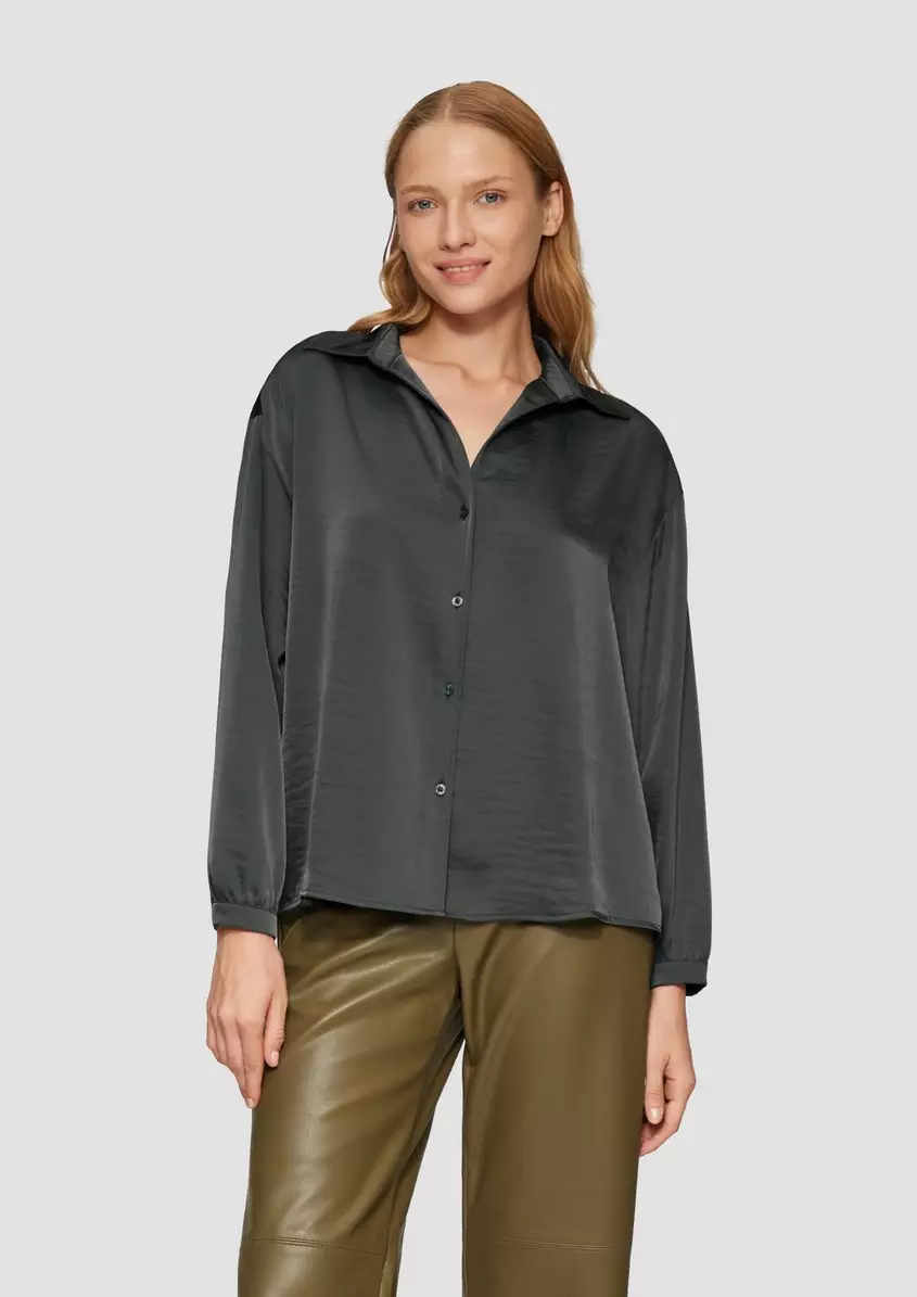 Satinierte Bluse mit V-Ausschnitt